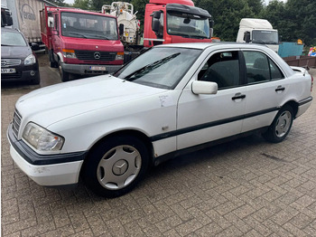 Mobil sedan MERCEDES-BENZ