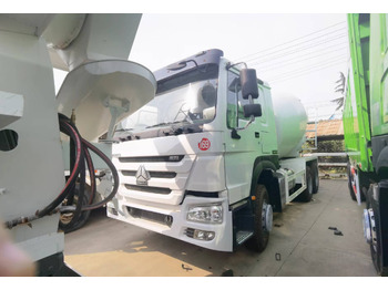 Truk pengaduk beton Sinotruk HOWO 371 6*4 Concrete mixer truck: gambar 3