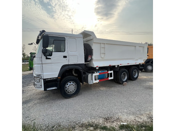 Truk jungkit SINOTRUK HOWO
