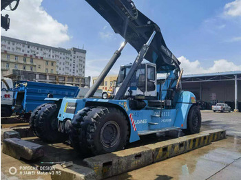 Penumpuk jangkauan KONECRANES