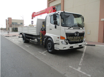 Truk derek HINO