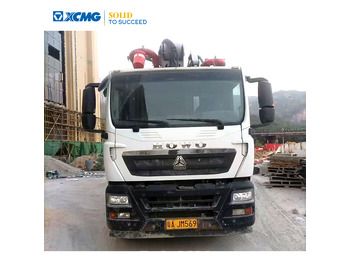 Truk pompa beton SINOTRUK HOWO
