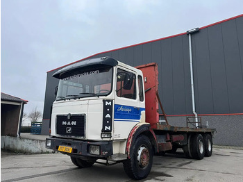 Truk flatbed MAN