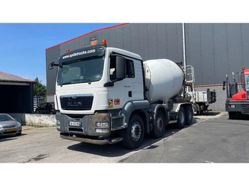 Truk pengaduk beton LIEBHERR