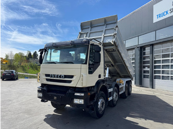 Truk jungkit IVECO Trakker