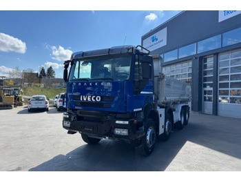 Truk jungkit IVECO Trakker