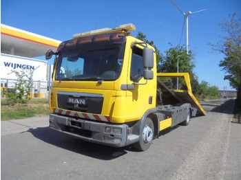 Truk pengangkut mobil MAN TGL 8.220