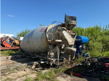 Truk pengaduk beton MAN