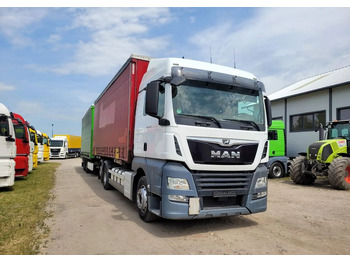 Truk dengan terpal samping MAN