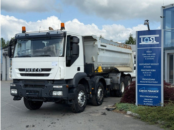 Truk jungkit IVECO Trakker