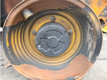 As roda belakang JCB