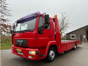 Truk pengangkut mobil MAN