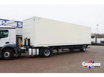 Semi-trailer kotak tertutup