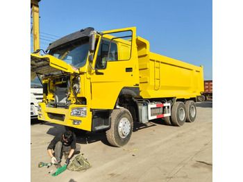 Truk jungkit SINOTRUK HOWO