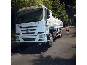 Truk tangki SINOTRUK HOWO