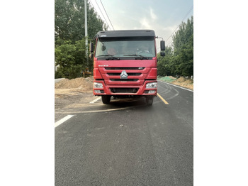 Truk jungkit SINOTRUK HOWO