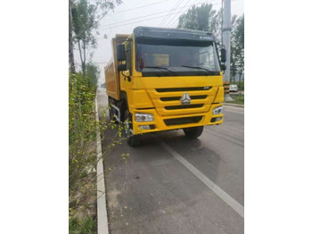 Truk jungkit SINOTRUK HOWO