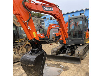 Ekskavator perayap DOOSAN DX225