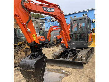 Ekskavator perayap DOOSAN DX225