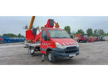 Platform udara yang dipasang di truk IVECO Daily