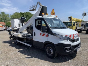 Platform udara yang dipasang di truk IVECO Daily