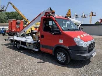 Platform udara yang dipasang di truk IVECO Daily