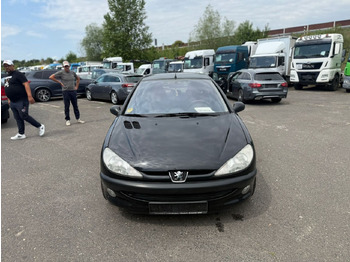 Mobil sedan PEUGEOT