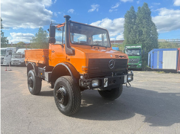 Truk flatbed UNIMOG