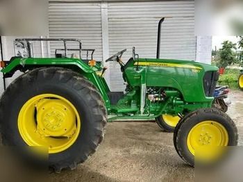 Traktor JOHN DEERE