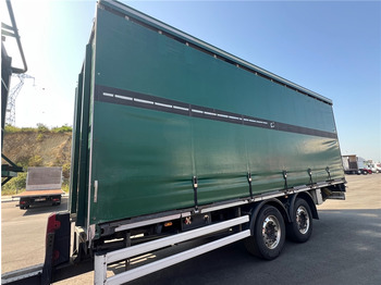 Trailer dengan terpal samping