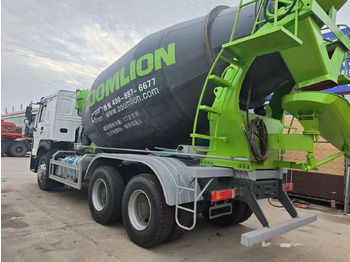Truk pengaduk beton SINOTRUK HOWO