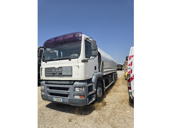 Truk tangki MAN TGA 26.320