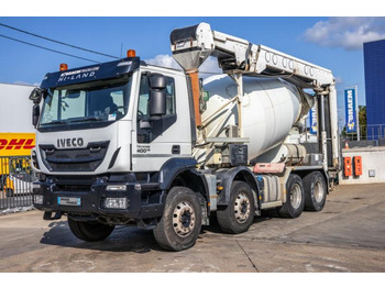 Truk pengaduk beton IVECO Trakker