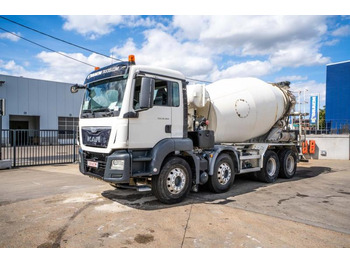 Truk pengaduk beton LIEBHERR