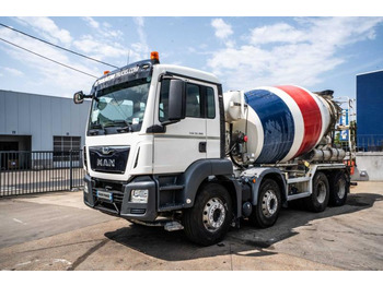 Truk pengaduk beton LIEBHERR