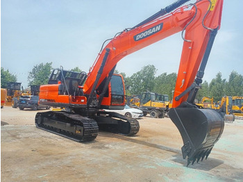 Ekskavator perayap DOOSAN DX225