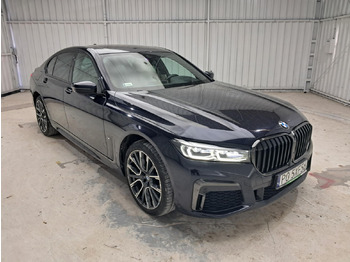 Mobil sedan BMW