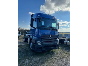 Truk sasis MERCEDES-BENZ Actros 1824
