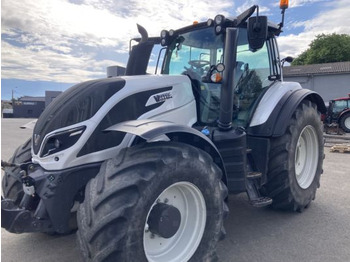 Traktor VALTRA T214