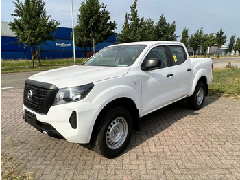 Truk pikap NISSAN Navara