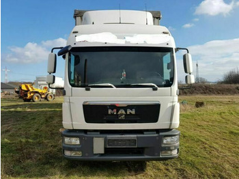 Truk dengan terpal samping MAN TGL 8.240