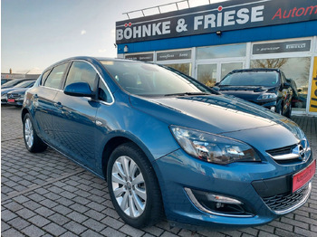 Mobil sedan OPEL