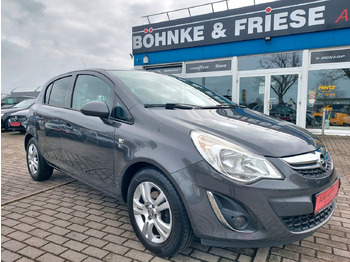 Mobil sedan OPEL