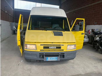 Bus sekolah Iveco Daily: gambar 2