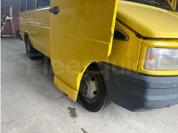 Bus sekolah IVECO Daily