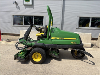 Mesin pemotong rumput JOHN DEERE 7200