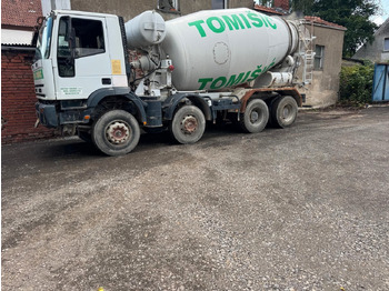Truk pengaduk beton IVECO