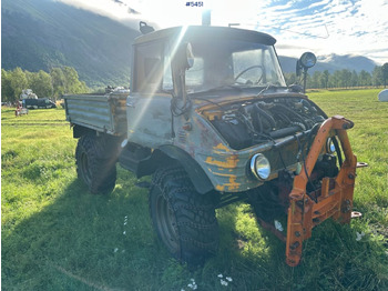 Truk flatbed UNIMOG