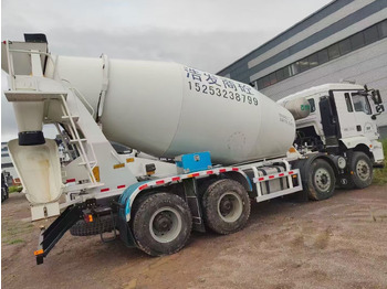 Truk pengaduk beton SHACMAN