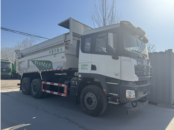 Truk jungkit SHACMAN